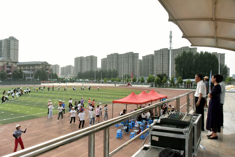 校领导一行观看学生排练