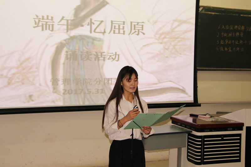 选手在朗诵比赛中