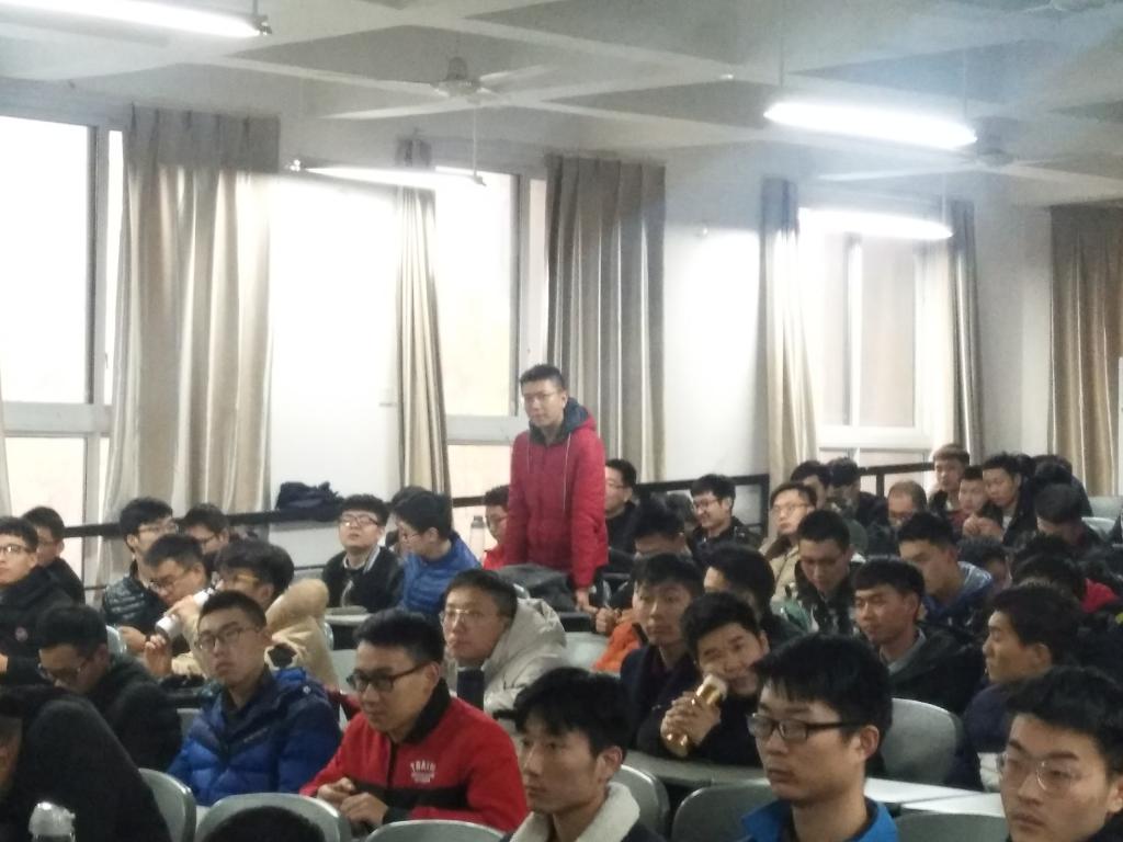 学生互动交流