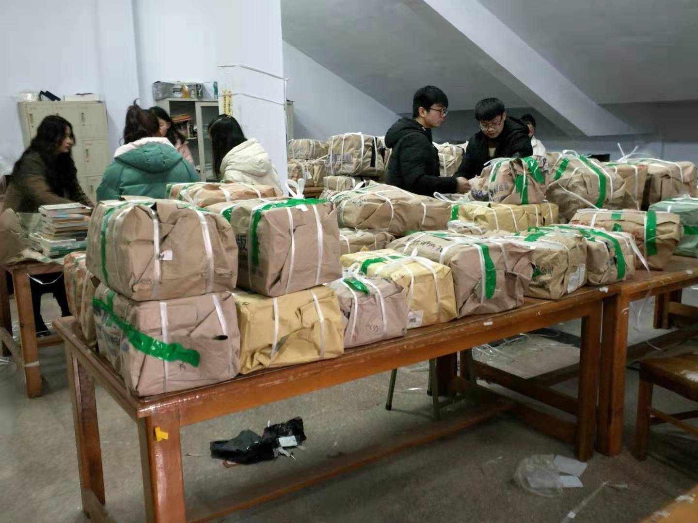 齐心协力整理图书