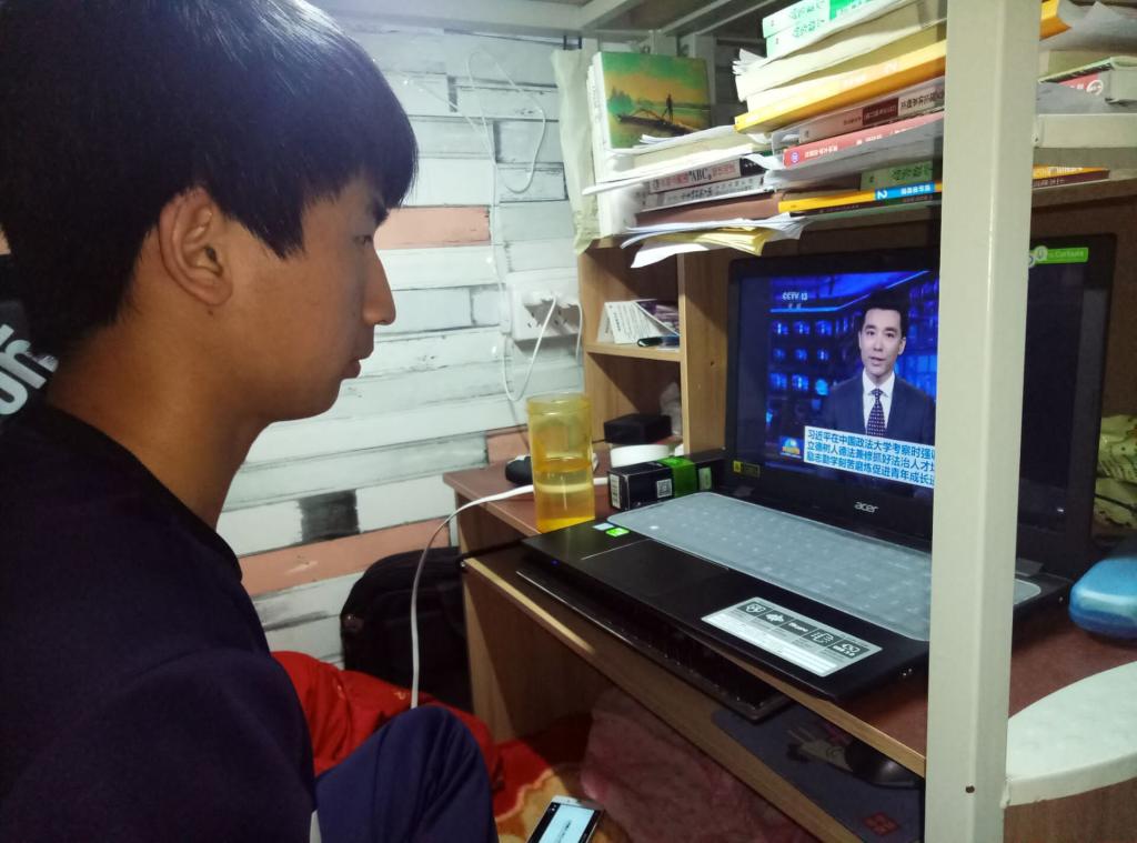 收看《新闻联播》报道