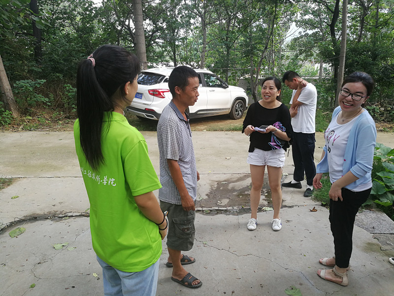 志愿者对村民讲解习近平新时代特色社会主义思想