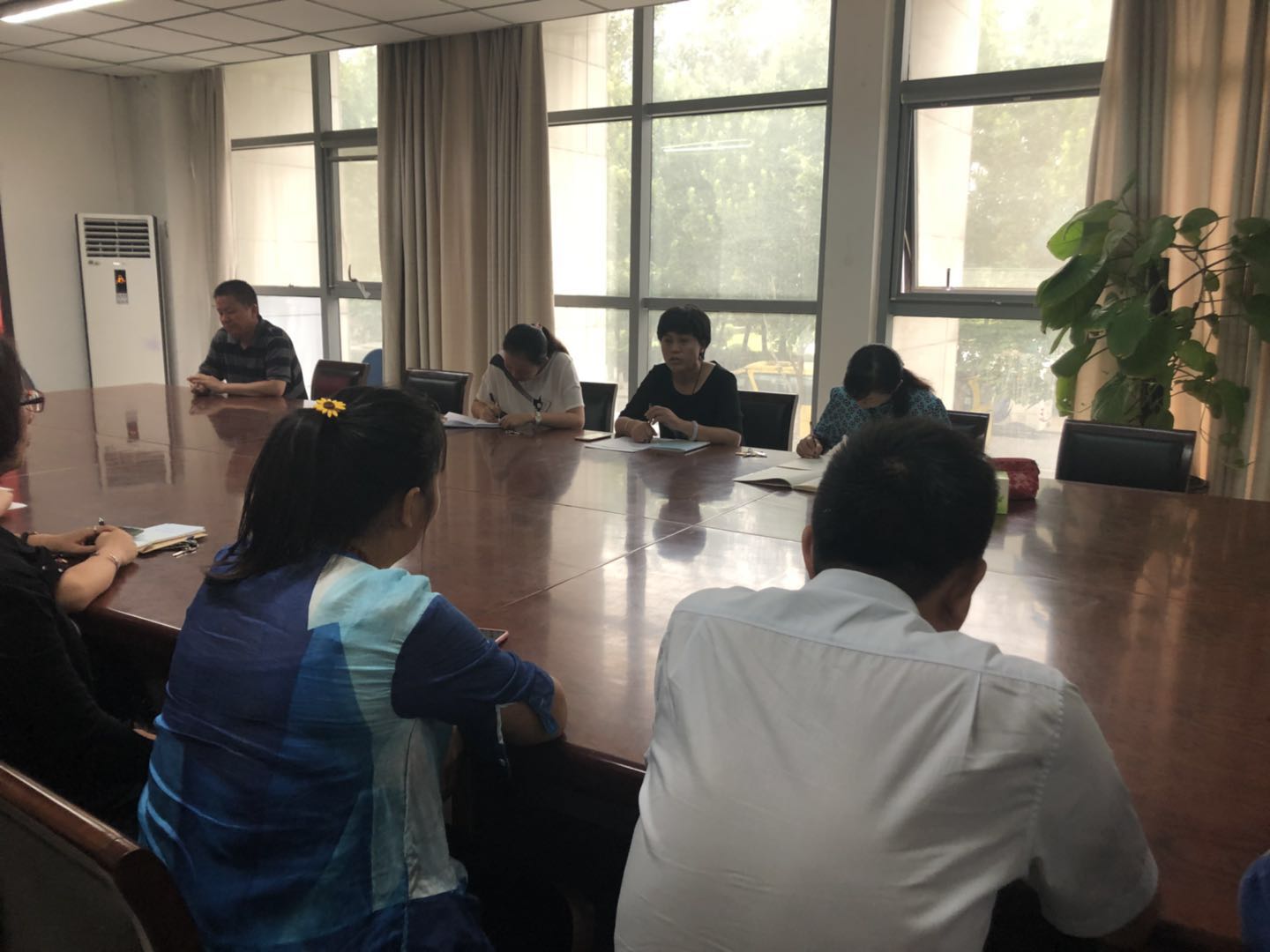 机关四支部书记王景丽同志带领机关全体党员学习《习近平谈治国理政》第二卷