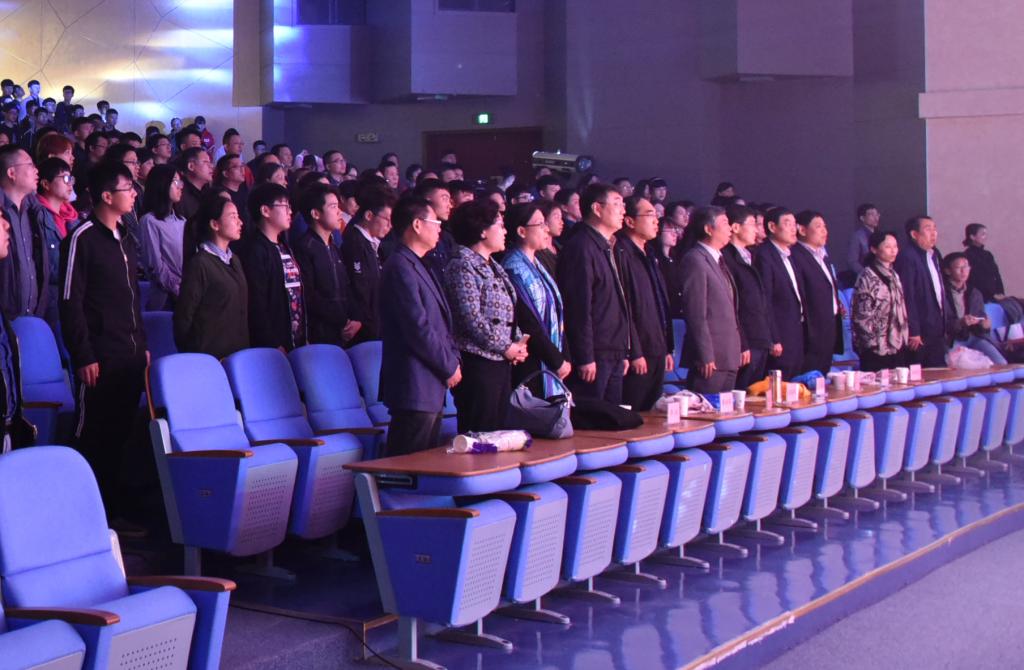 全体起立高唱《没有共产党就没有新中国》