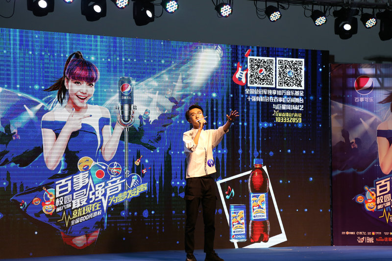 管理学院参赛选手贾沫琪在比赛中