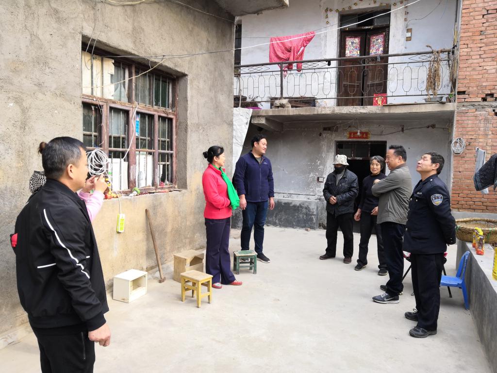 与吴根治一家交流谈心