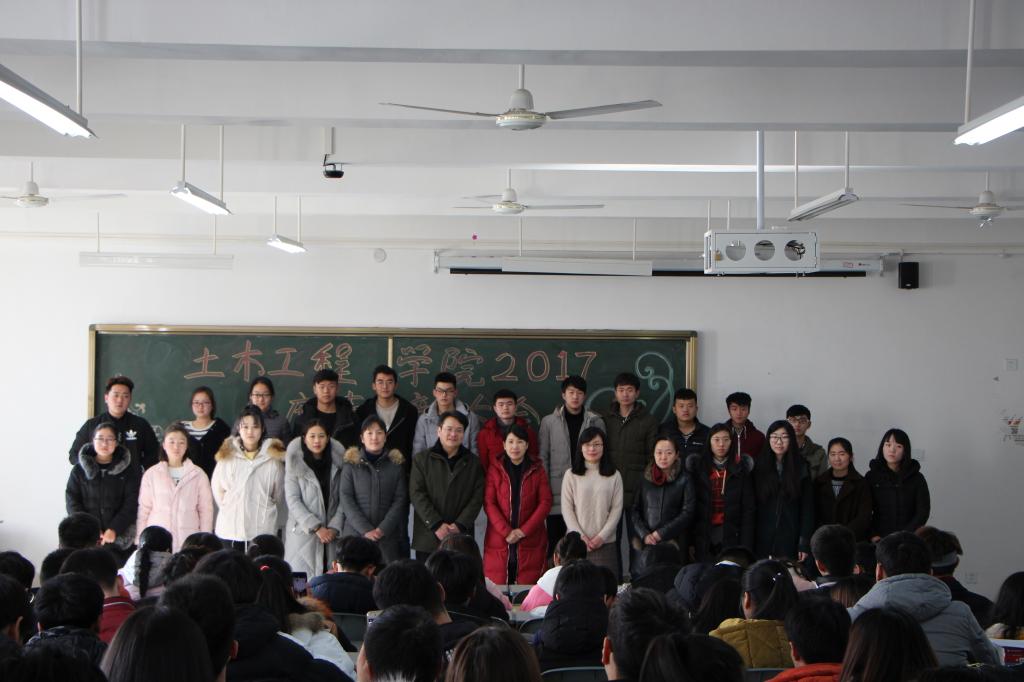 学院老师与工作人员合影