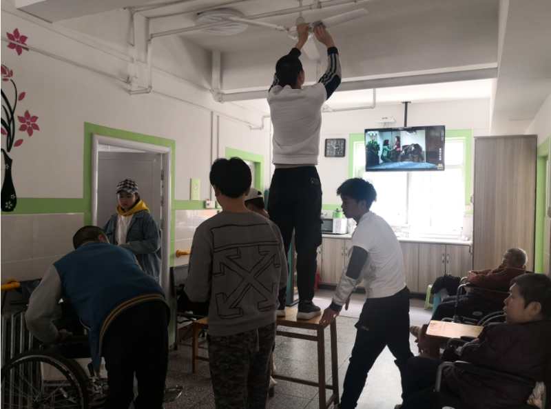 在老年服务中心整理内务