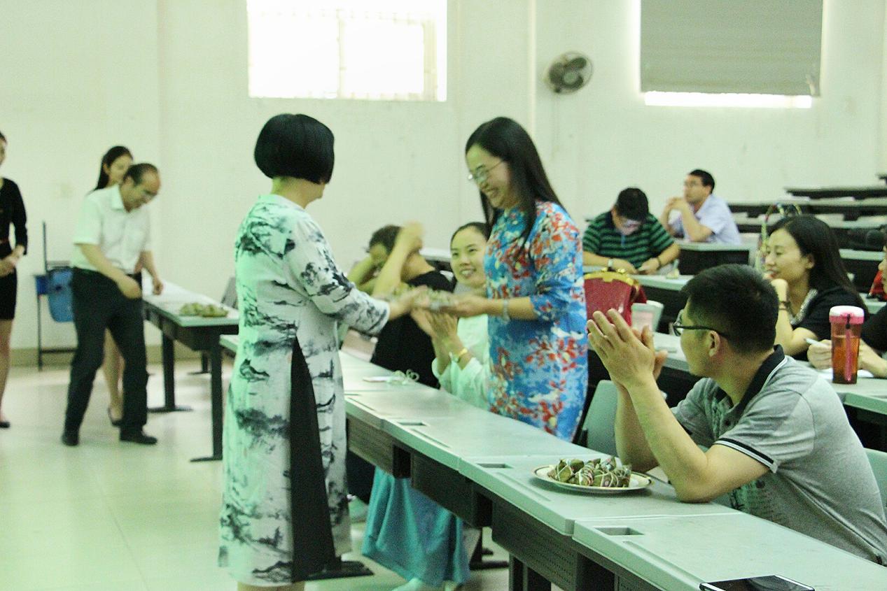 刘书记给教研室主任送粽子