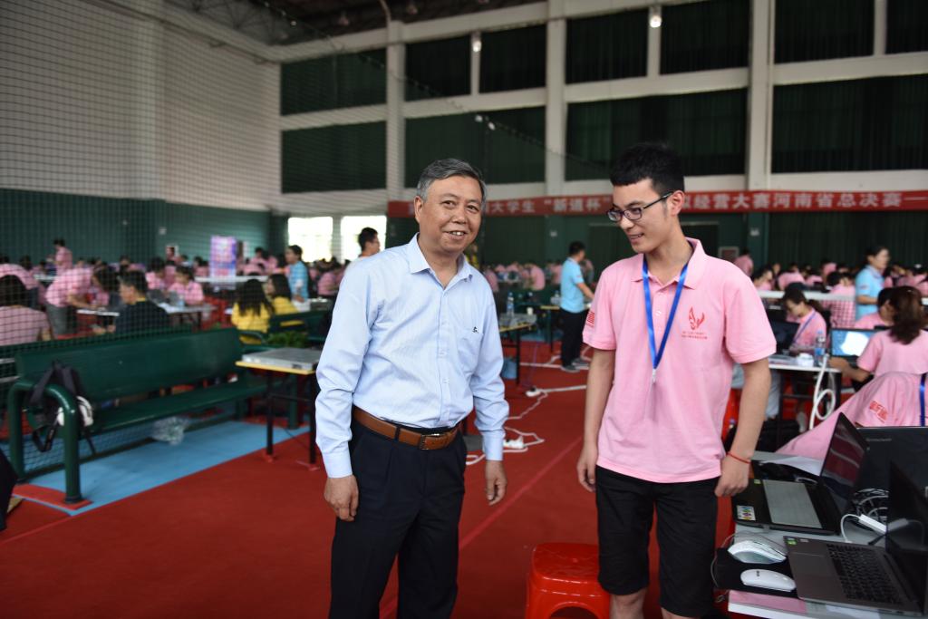 校长卢奎赛前为我校参赛队员加油
