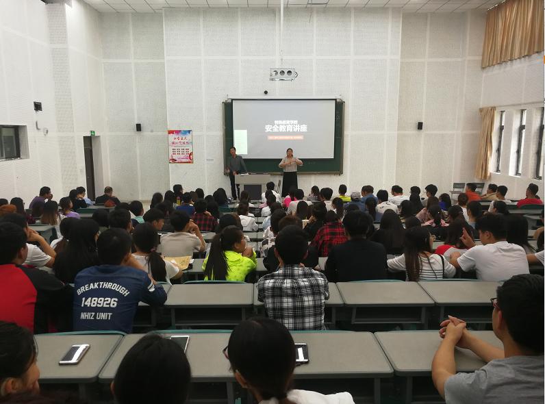 张处向同学们介绍网约车的隐患