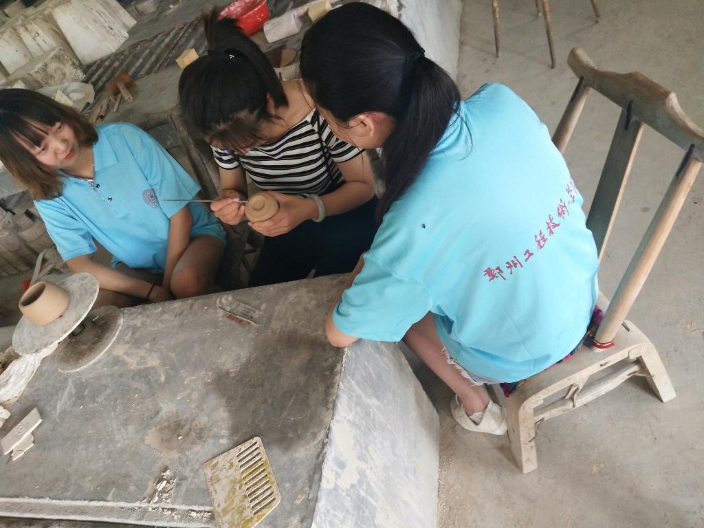 在工艺师的指导下学习雕花工艺