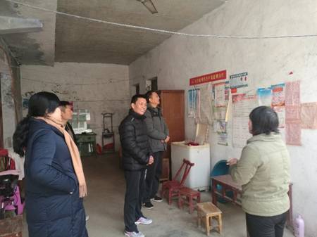 学校图书馆刘永生书记看望结对帮扶贫困户.jpg