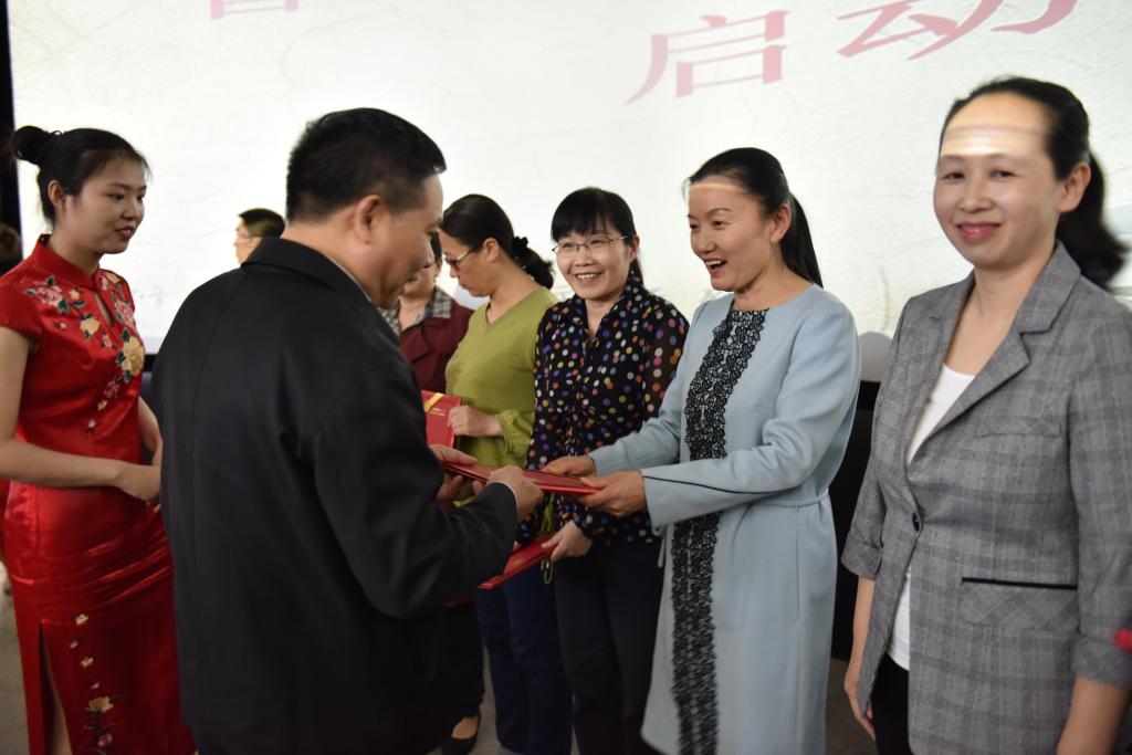 副校长甘勇为导师颁发聘任证书