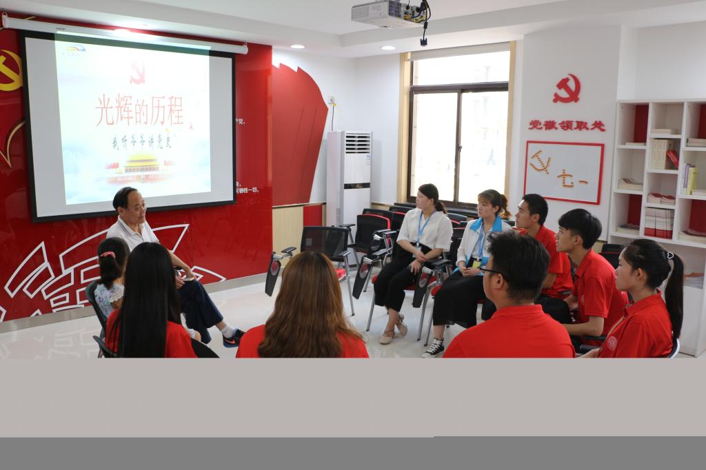 听老党员讲革命故事