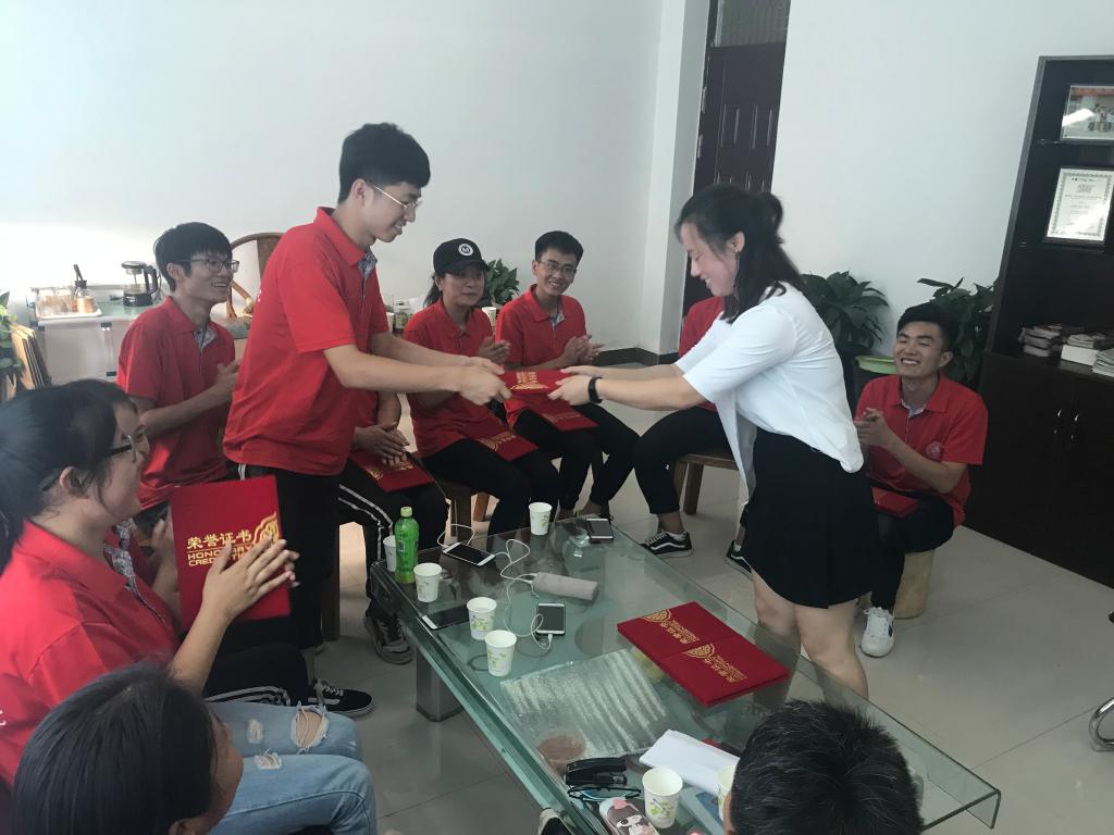 张老师为同学们颁发证书