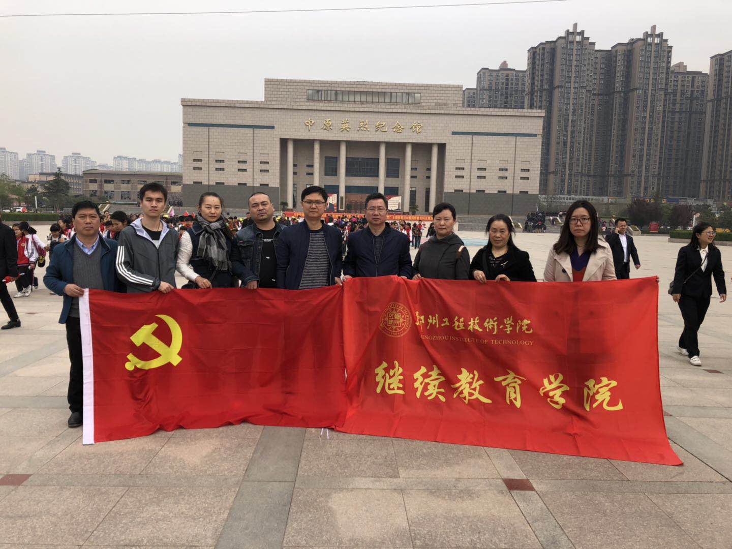 纪念馆外合影