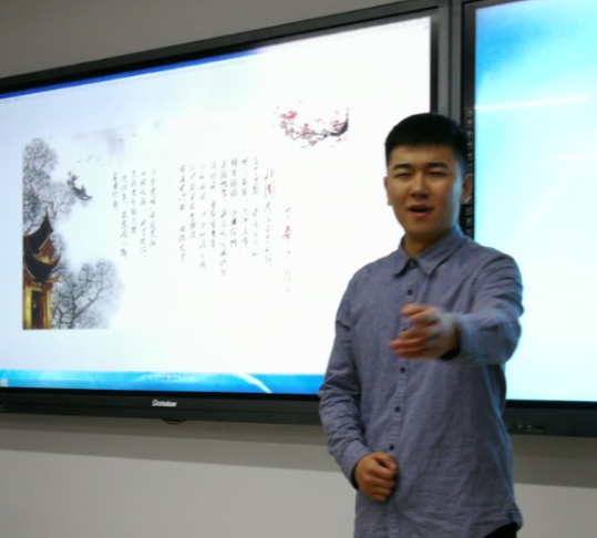 学生参加朗诵活动