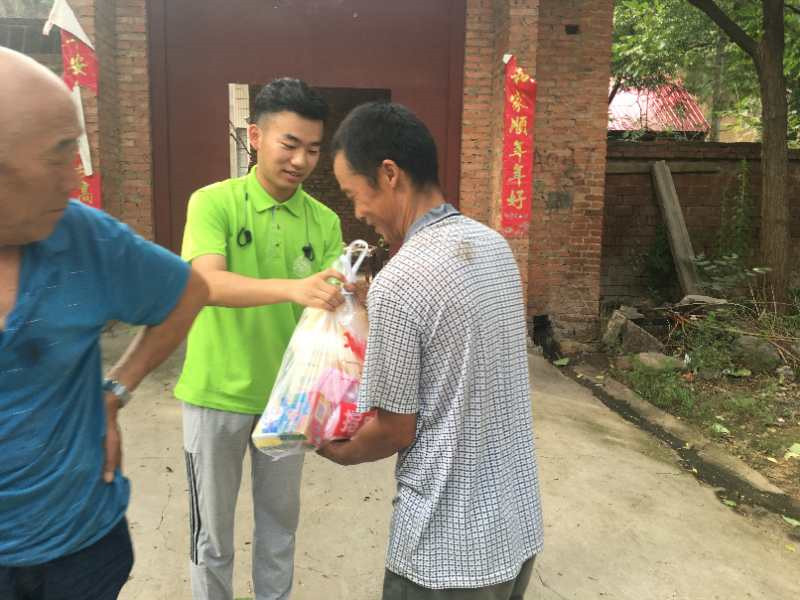 为村民送去生活用品