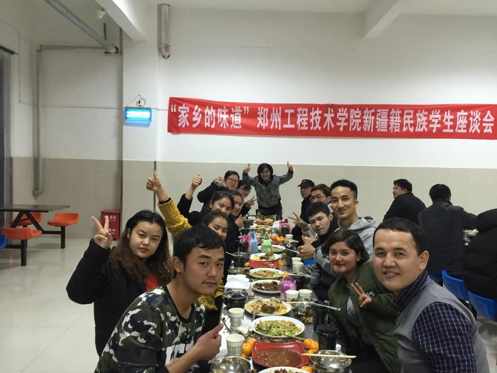 新疆内派教师欧雅与学生交谈