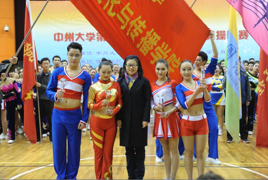 毛杰校长为一等奖获奖队颁奖