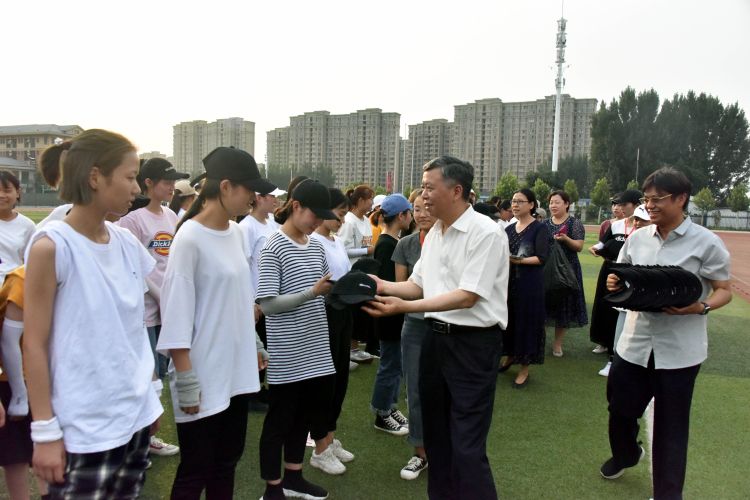 卢校长为学生发放慰问品
