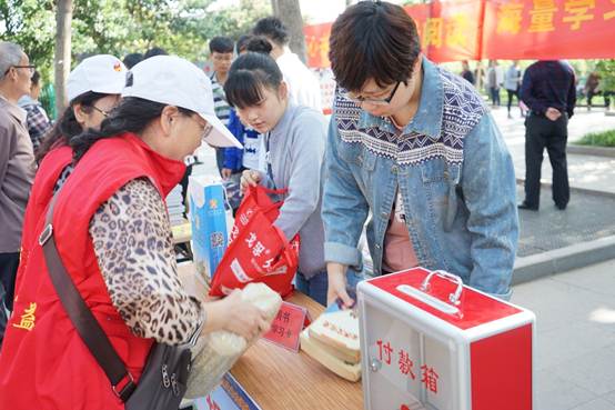 说明:c:\users\hp\desktop\20170423第三届换书大会\20170423第三届换书大会\爱心市民图书捐赠.JPG
