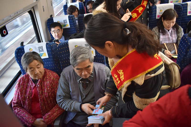 在列车上为乘客发放预防艾滋病宣传资料
