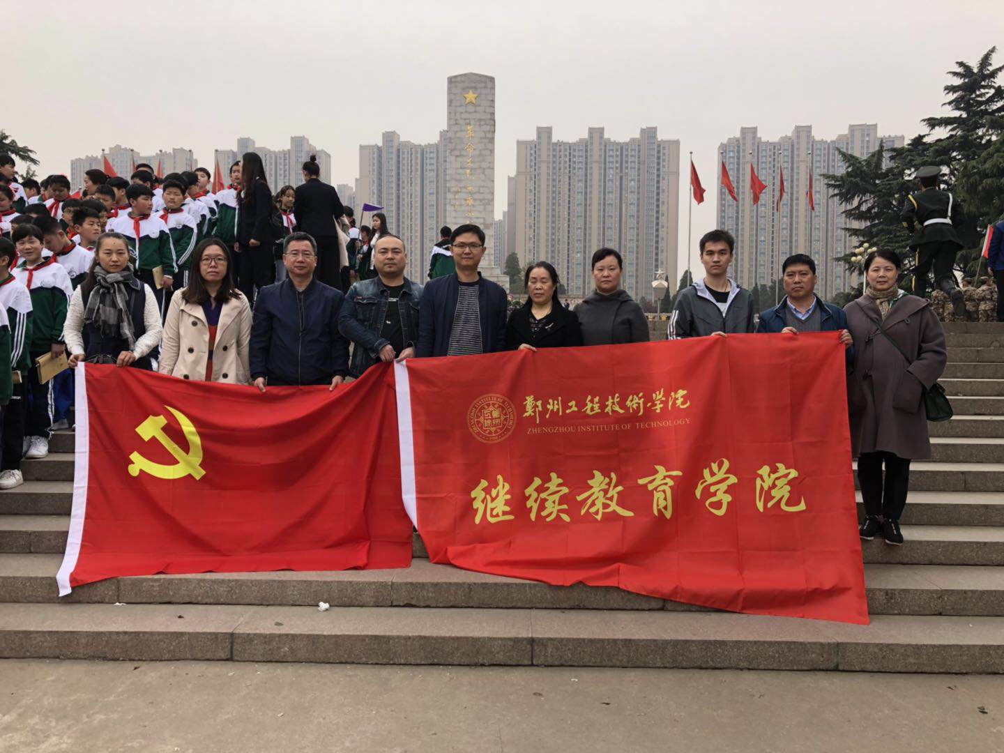 纪念碑前合影
