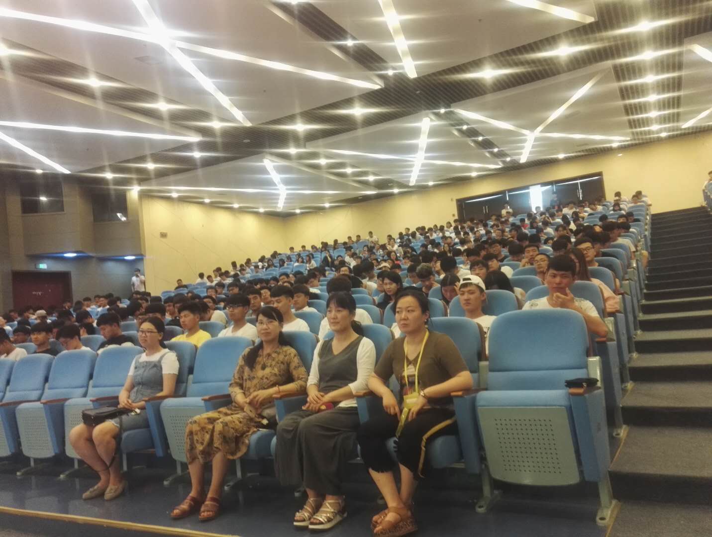 老师和同学们认真聆听