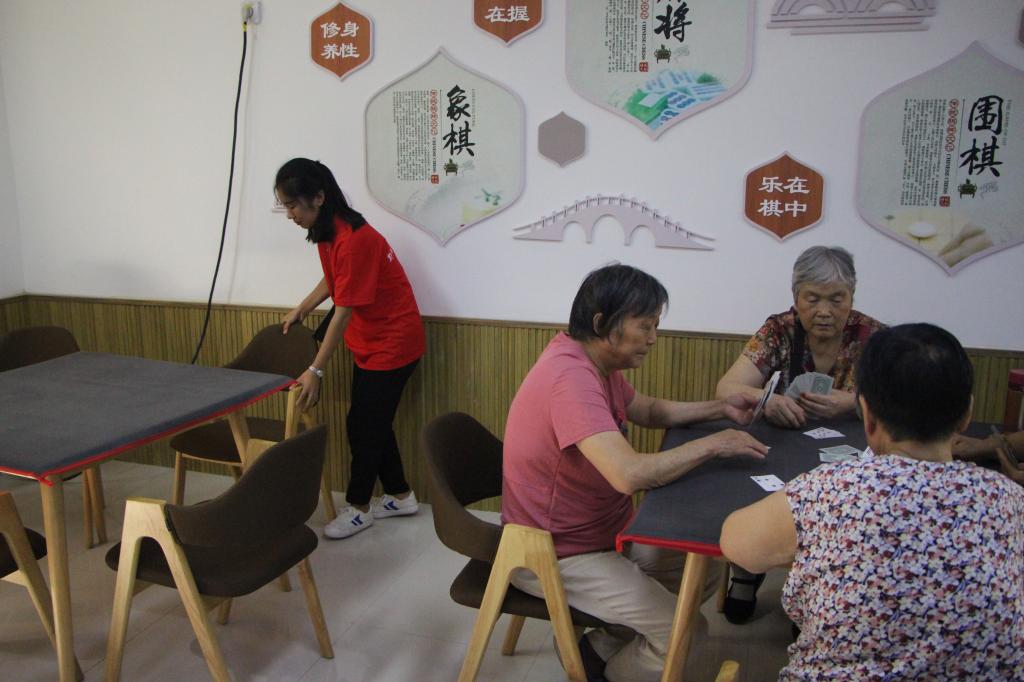 帮助老人打扫卫生