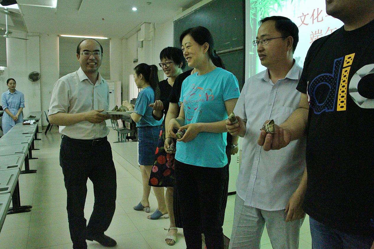 副院长于书伟给行政人员送粽子