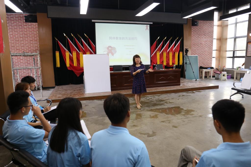 刘征所长认真给同学们授课