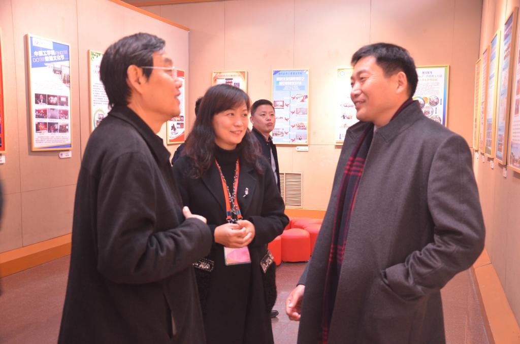副校长孙龙国与获奖学校领导展演现场交流经验