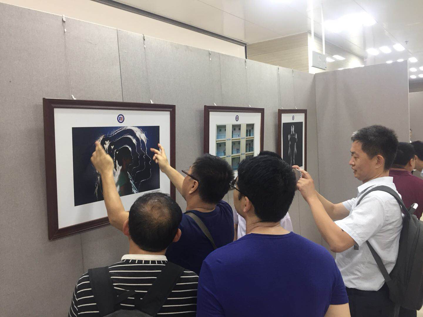 我校学生摄影作品受到热烈关注