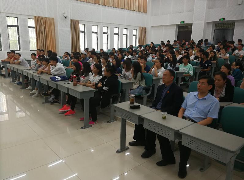 全院师生认真听讲