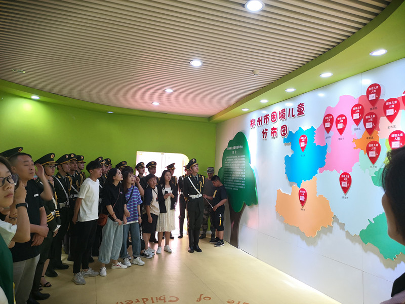 我校学生参观福利院